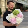 5 світлих гортензій у букеті «Яблучний акцент»