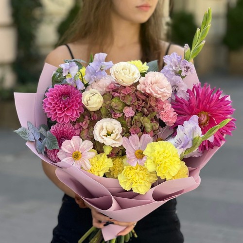 Vibrant bouquet with hydrangea and dahlias «Fruit Nectar»