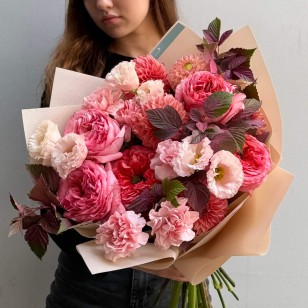 Stylish Strawberry-Toned Bouquet «Mademoiselle’s Kiss»