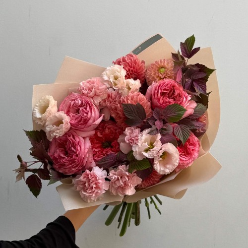 Stylish Strawberry-Toned Bouquet «Mademoiselle’s Kiss»
