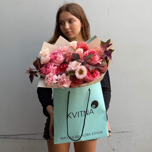 Stylish Strawberry-Toned Bouquet «Mademoiselle’s Kiss»