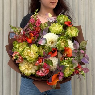 Eclectic-Style Bouquet Accented with Veggie Roses «Rock ’n’ Roll Garden»