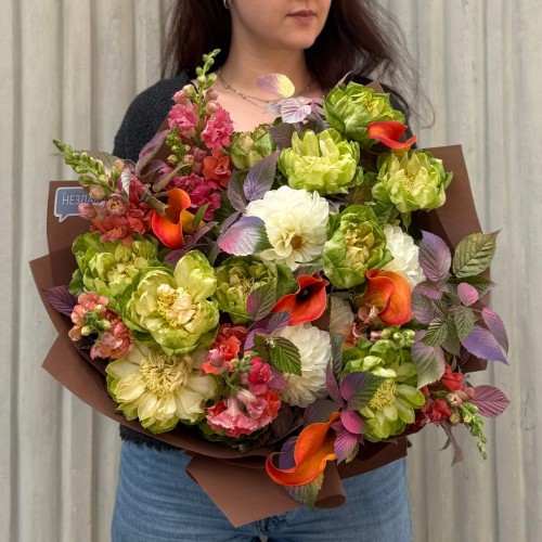 Eclectic-Style Bouquet Accented with Veggie Roses «Rock ’n’ Roll Garden»