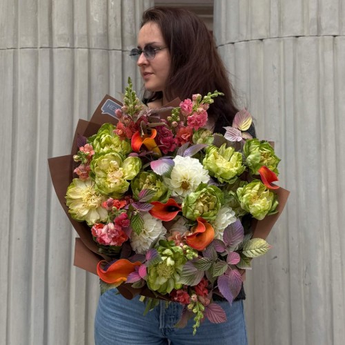 Eclectic-Style Bouquet Accented with Veggie Roses «Rock ’n’ Roll Garden»
