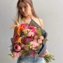 Цікавий букет у теплих тонах із екзотичною стреліцією «Тропічний дощ»