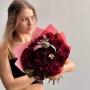 15 оксамитових півонієвидних троянд Tess у букеті «Королівський бордо»