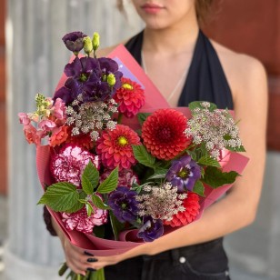 Contrasting Bouquet in a Garden Style «Bright Pattern»