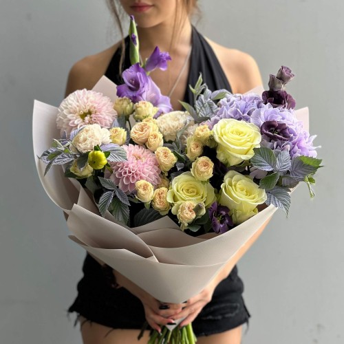 Pastel Romantic Bouquet with Hydrangea «Blueberry Lemonade»