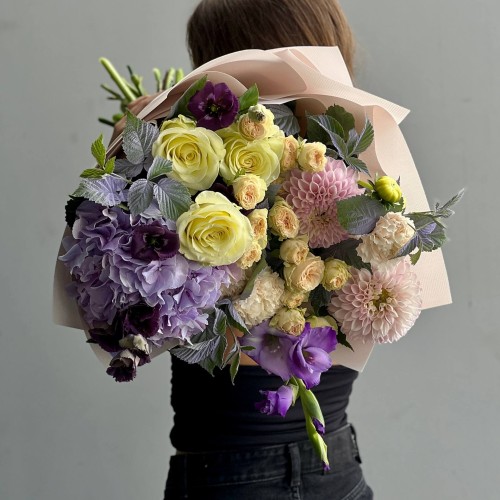 Pastel Romantic Bouquet with Hydrangea «Blueberry Lemonade»