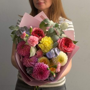 Romantic Garden-Style Bouquet with Dahlias «Floral Praline»