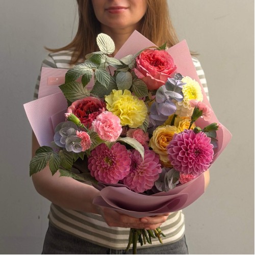 Romantic Garden-Style Bouquet with Dahlias «Floral Praline»
