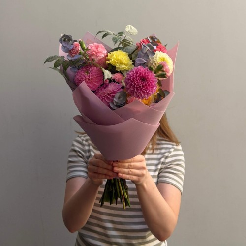 Romantic Garden-Style Bouquet with Dahlias «Floral Praline»