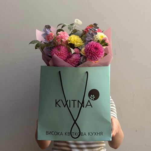 Romantic Garden-Style Bouquet with Dahlias «Floral Praline»