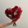 9 роз сорта Freedom с эвкалиптом в букете «Красное конфетти»