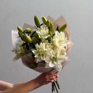 Bouquet of 5 White Double Lilies «Exquisite Fragrance»