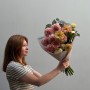 Сезонный букет с георгинами и цинниями «Пастельная симфония»