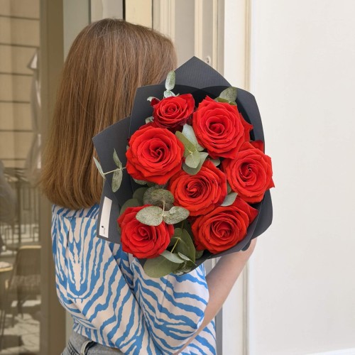 Bouquet with 7 Nina Roses and Eucalyptus «Carmine»