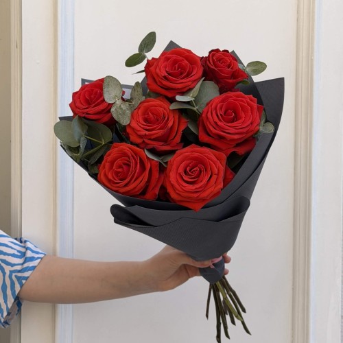 Bouquet with 7 Nina Roses and Eucalyptus «Carmine»