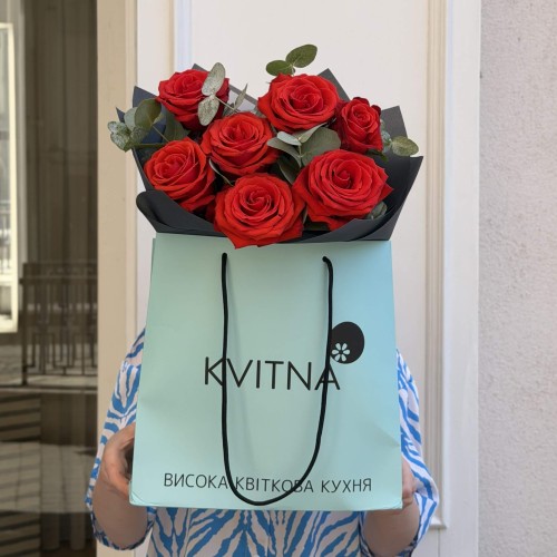 Bouquet with 7 Nina Roses and Eucalyptus «Carmine»