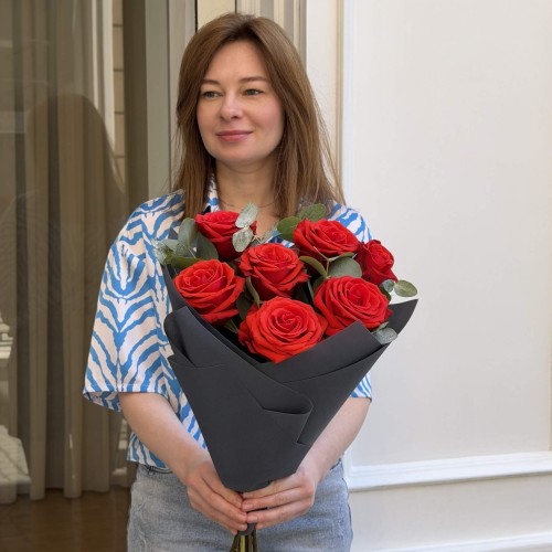 Bouquet with 7 Nina Roses and Eucalyptus «Carmine»