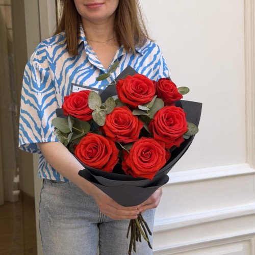 Bouquet with 7 Nina Roses and Eucalyptus «Carmine»