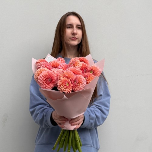21 жоржина сорту  Linda's Baby в букеті «Мальовничий захід»