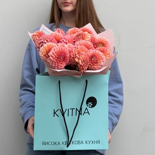 21 жоржина сорту  Linda's Baby в букеті «Мальовничий захід»