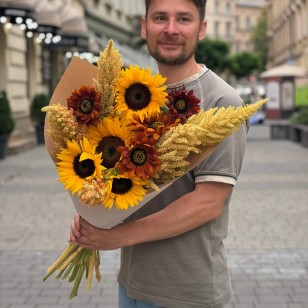 Тёплый букет из подсолнухов и амаранта «Кардамоновый ветер»