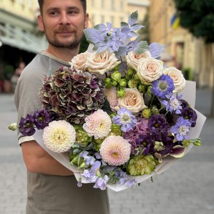 Розкішний букет у фіолетових відтінках «Небо Авалону»
