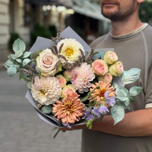 Pastel Bouquet with Dahlias and Zinnias «Powdery Touch»