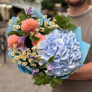 Striking Bouquet with Hydrangea and Dahlias «A Touch of Blue»