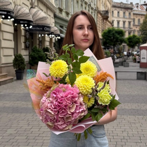 Яскравий букет із гортензією та жоржинами «Лимонно-полуничне натхнення»