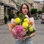 Яскравий букет із гортензією та жоржинами «Лимонно-полуничне натхнення»