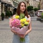 Яскравий букет із гортензією та жоржинами «Лимонно-полуничне натхнення»