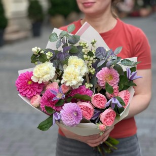 Нежный букет с георгинами «Уютные сумерки»
