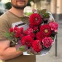 Яскравий червоний букет із жоржинами «Колір натхнення»