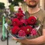 Яскравий червоний букет із жоржинами «Колір натхнення»