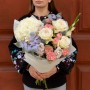 Світлий букет з ароматною трояндою White O'Hara «Оксамитовий аромат»