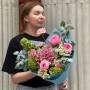 Мальовничий букет із півонієвидною трояндою «Замріяна Наталія»