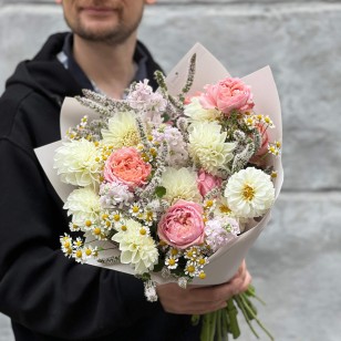 Ніжний ароматний букет із жоржинами «Садові промінчики»
