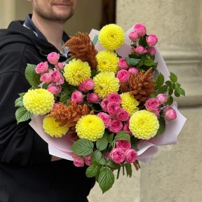 Яскравий фактурний букет із кущовою півонієвидною трояндою і жоржинами «Аромат кардамону»