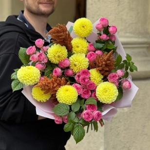 Яскравий фактурний букет із кущовою півонієвидною трояндою і жоржинами «Аромат кардамону»