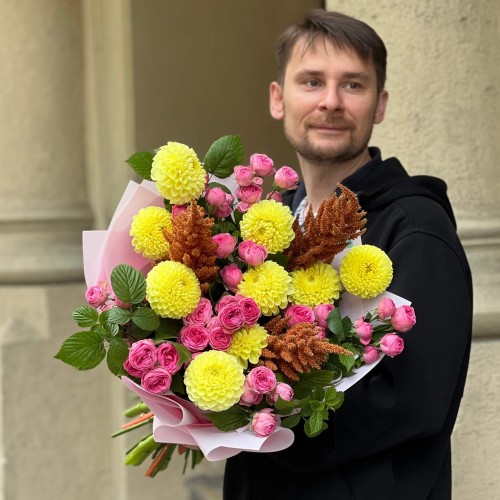 Яскравий фактурний букет із кущовою півонієвидною трояндою і жоржинами «Аромат кардамону»