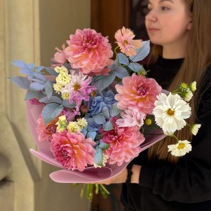 Цікавий букет з космеєю «Паризький комплімент»