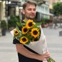 7 золотистых подсолнухов в букете «Капля солнца»