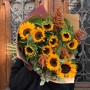 Букет с подсолнухами и амарантом «Медовое солнце»