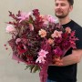 Насичений незвичний букет з амакрінумом «Таємниця Короля Артура»