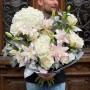 Вишуканий світлий букет із запашними ліліями «Світло Галадріель»