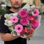 Яскравий букет із жоржинами та герберами «Малинова осінь»