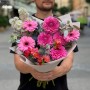 Яскравий букет із жоржинами та герберами «Малинова осінь»